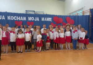 Dzieci z oddziału przedszkolnego i klas 1-3 podczas występu z okazji Dnia Mamy.